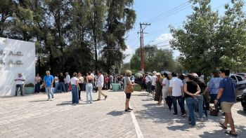 Hacen fila de dos kilómetros en Gran Jardin para poder votar en León
