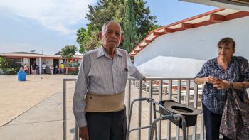A sus 90 años, Roberto Morales vota en Irapuato pese a problema de salud