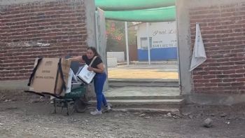 Presidenta de casilla traslada material electoral en carretilla a sede en Irapuato